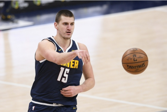  阿德巴约两双统治禁区，热火主场轻取活塞收获三连胜  